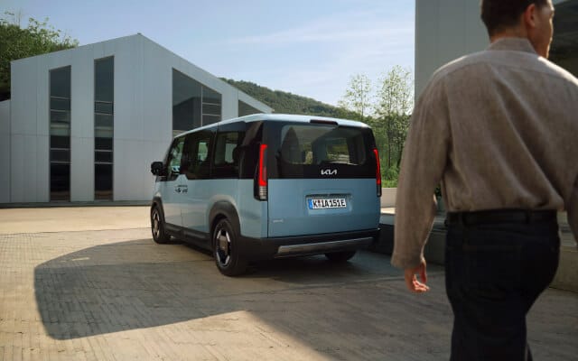 Seitenansicht des Kia PV5 Cargo, geparkt neben einer Wallbox.